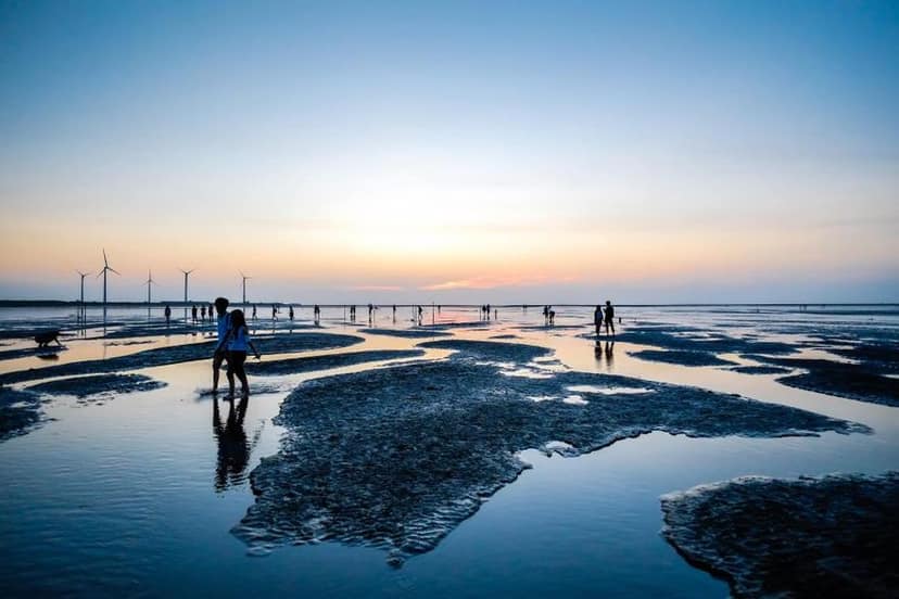 KKday: 8% OFF Taichung Half Day Tour to visit popular attractions including Rainbow Village, Miyahara and Gaomei Wetlands with an exclusive Taichung pineapple cake gift.
